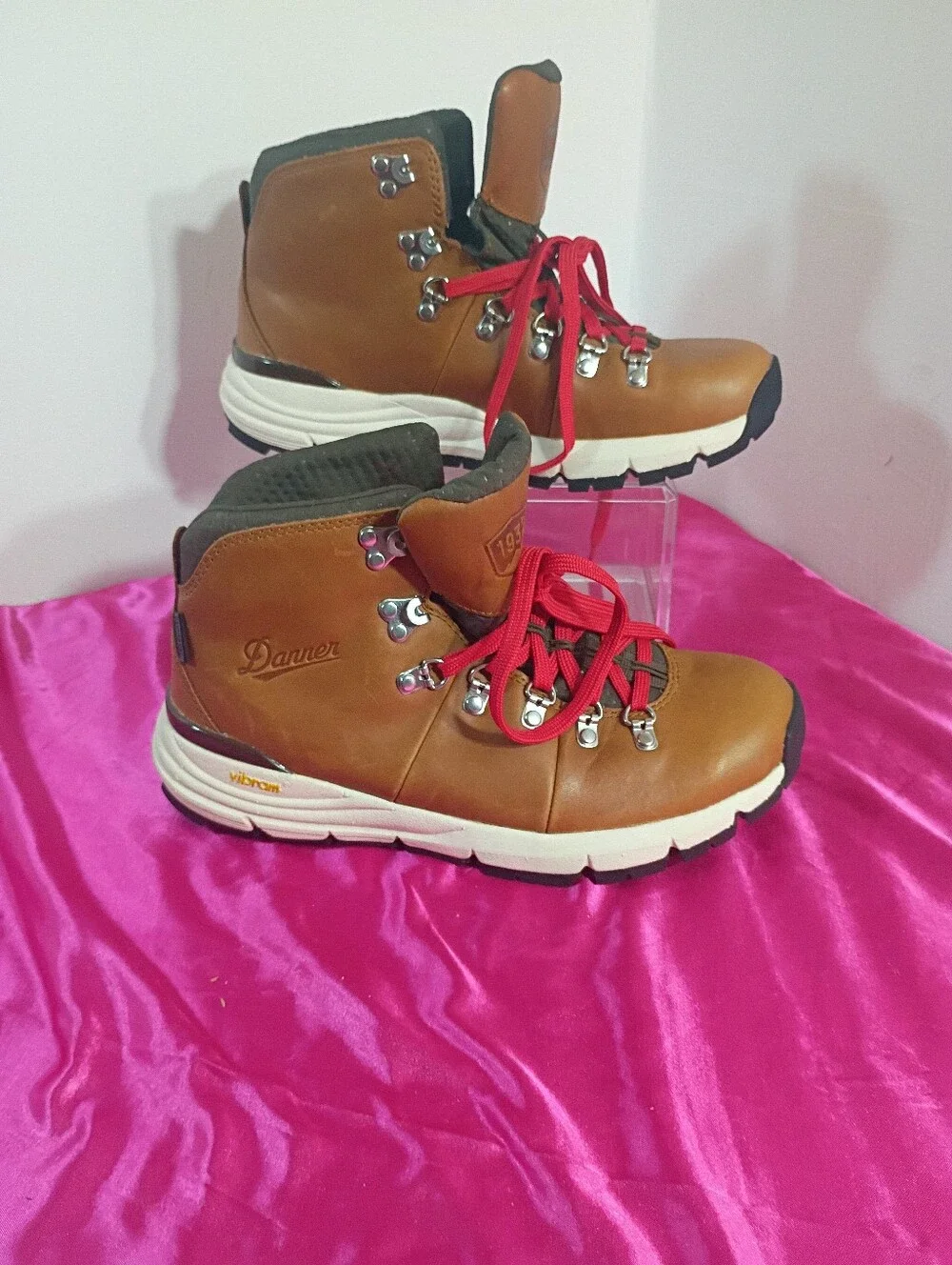 Danner Mountain 600 Women’s Size 8 Brown Leather Waterproof Hiking Boots Vibram.